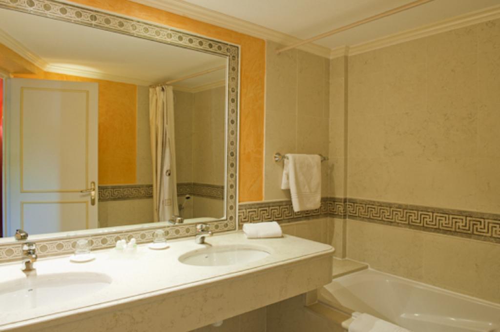 Saint-Émilion Hotel Restaurant Palais Cardinal الغرفة الصورة